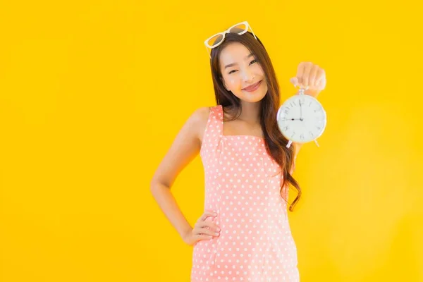 Güzel Genç Asyalı Kadın Sarı Izole Arkaplanda Alarm Saat Gösteriyor — Stok fotoğraf