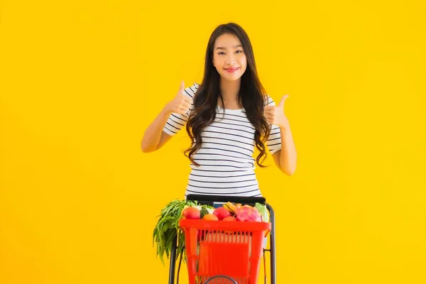 Portret Mooie Jonge Aziatische Vrouw Winkelen Supermarkt Kar Geel Geïsoleerde — Stockfoto