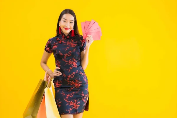 Porträt Schöne Junge Asiatische Frau Tragen Chinesisches Kleid Mit Einkaufstasche — Stockfoto