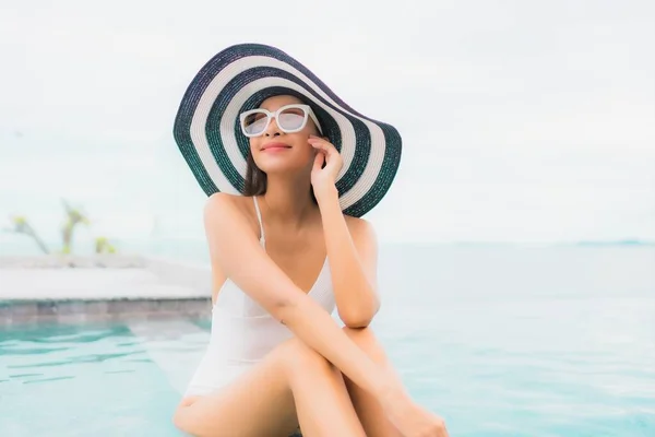 美しい若いアジアの女性の笑顔リゾートで屋外スイミングプールの周りのリラックスしてレジャー — ストック写真