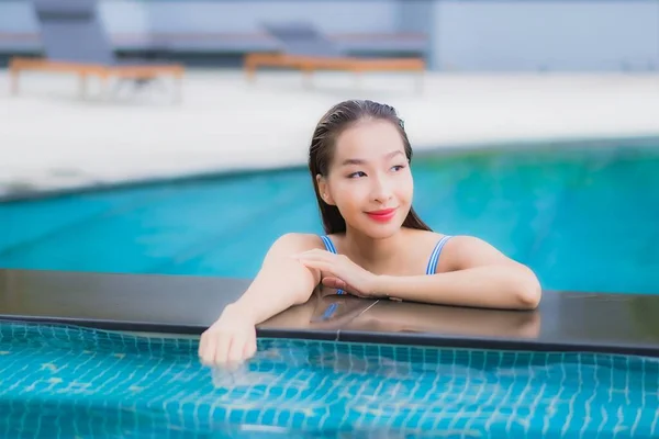 Retrato Bonito Jovem Asiático Mulher Relaxar Sorriso Lazer Redor Piscina — Fotografia de Stock