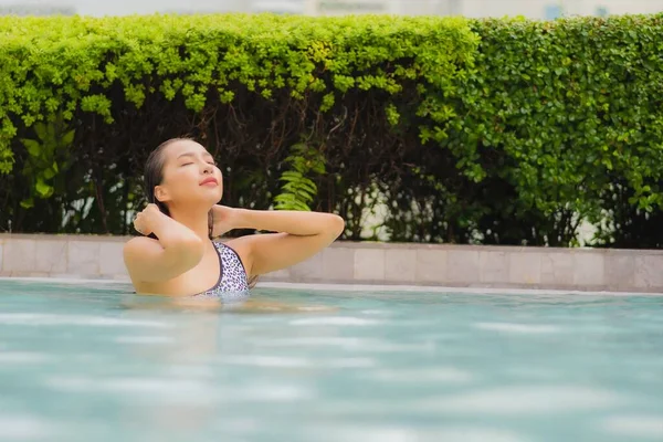 ポートレート美しい若いアジアの女性はレジャーや休暇のための屋外スイミングプールの周りの笑顔をリラックス — ストック写真