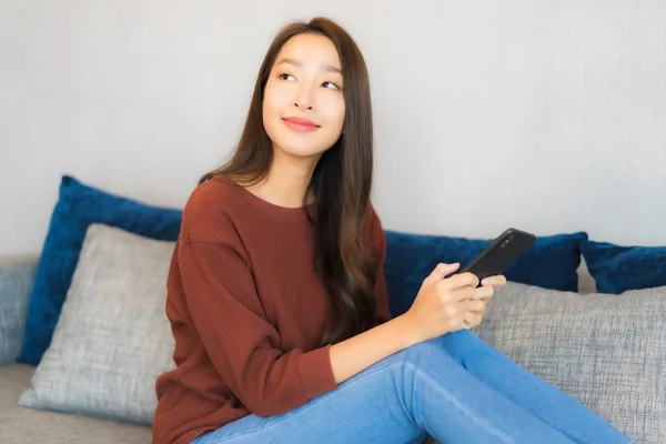 Porträt Schöne Junge Asiatin Nutzt Smartphone Auf Sofa Wohnzimmer — Stockfoto