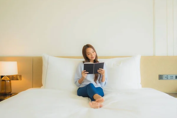 Porträt Schöne Junge Asiatin Liest Buch Auf Bett Schlafzimmer — Stockfoto