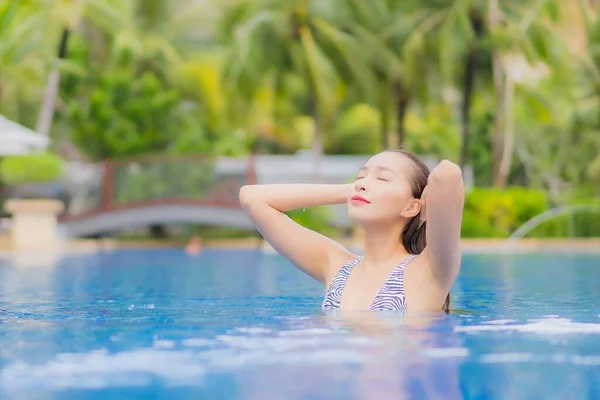 Retrato Bonito Jovem Asiático Mulher Relaxar Sorriso Lazer Redor Piscina — Fotografia de Stock