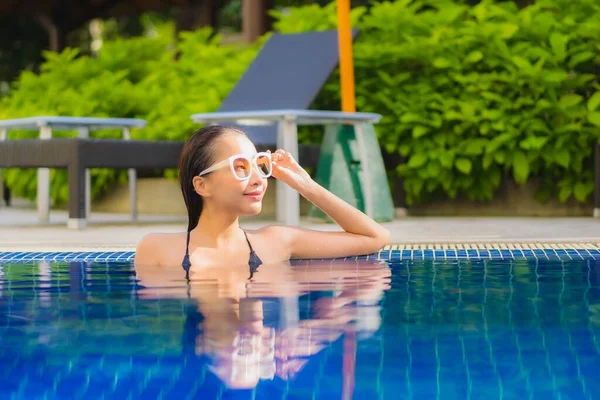 美しい若いアジアの女性の笑顔ホテルリゾートで屋外スイミングプールの周りのレジャーをリラックス — ストック写真