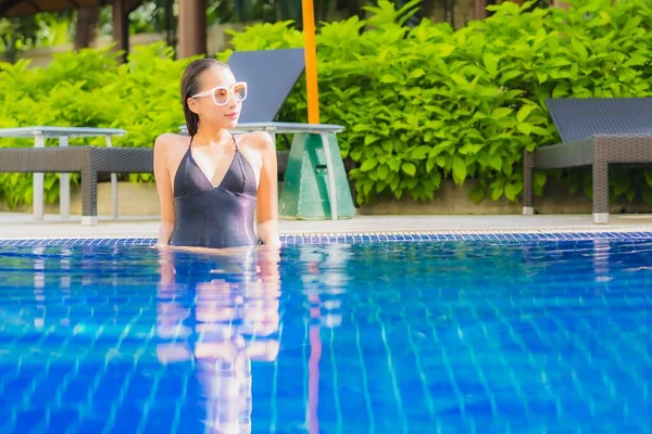 Porträt Schöne Junge Asiatische Frau Lächeln Entspannen Freizeit Rund Freibad — Stockfoto