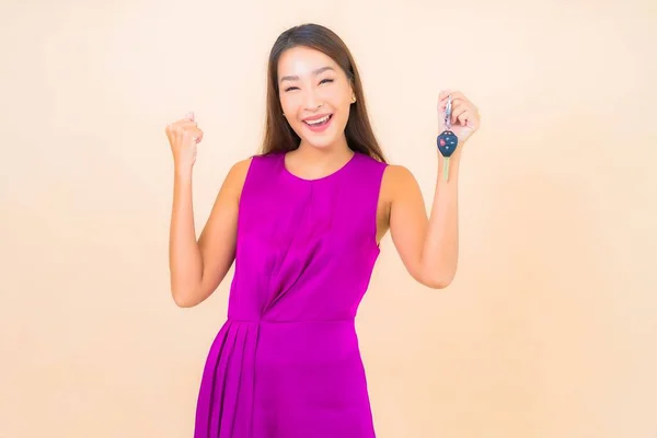 Portrait Belle Jeune Femme Asiatique Avec Clé Voiture Sur Fond — Photo