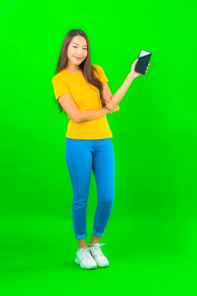 Portret Mooie Jonge Aziatische Vrouw Met Slimme Mobiele Telefoon Groene — Stockfoto