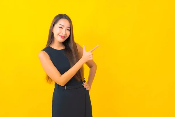 Porträt Schöne Junge Asiatische Geschäftsfrau Lächeln Mit Aktion Auf Gelbem — Stockfoto