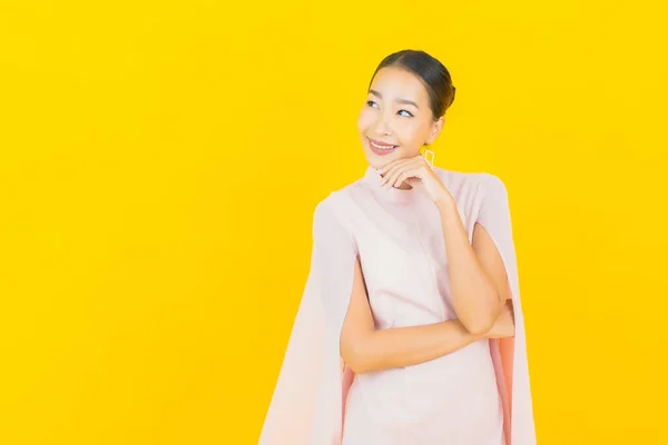 Πορτρέτο Όμορφη Νεαρή Ασιατική Γυναίκα Χαμόγελο Πολλές Δράσεις Κίτρινο Φόντο — Φωτογραφία Αρχείου