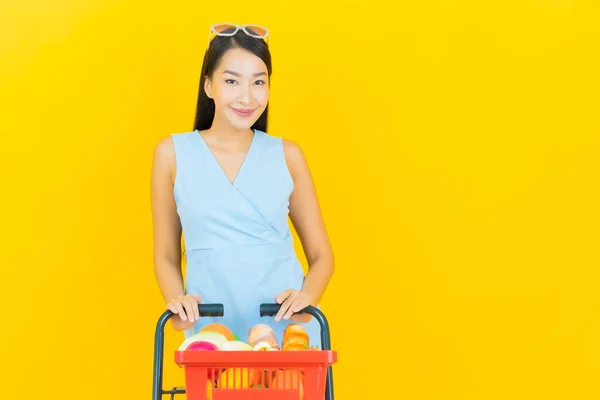 Portret Piękna Młoda Azjatycka Kobieta Uśmiech Koszyka Spożywczego Supermarketu Żółtym — Zdjęcie stockowe