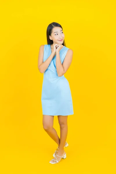 Porträt Schöne Junge Asiatische Frau Lächeln Mit Aktion Auf Gelbem — Stockfoto