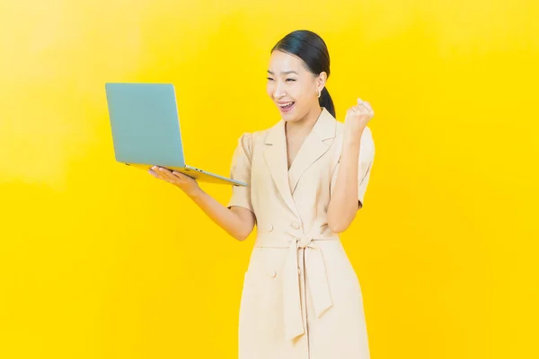 肖像画美しい若いアジアの女性の笑顔とともにコンピュータラップトップで隔離された背景 — ストック写真