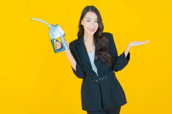Retrato Hermosa Joven Asiática Mujer Feul Gasolinera Color Fondo —  Fotos de Stock