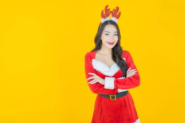 Ritratto Bella Giovane Donna Asiatica Indossare Costume Natale Sfondo Colore — Foto Stock