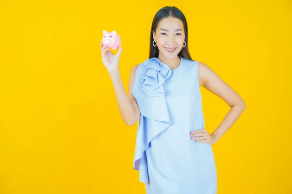 Portret Mooie Jonge Aziatische Vrouw Met Piggy Bank Kleur Achtergrond — Stockfoto