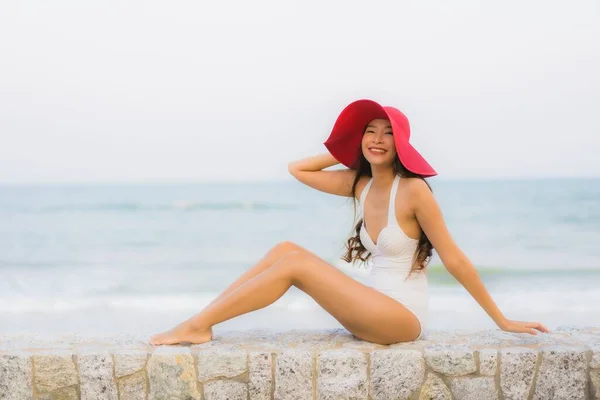Porträt Junge Asiatische Frau Glücklich Lächeln Entspannen Rund Strand Meer — Stockfoto