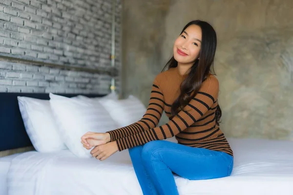 若いですアジアの女性幸せな笑顔リラックスでベッドルームのインテリア — ストック写真