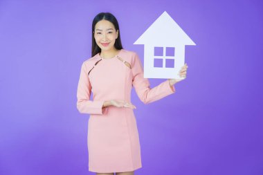 Ev ya da kağıt tabelalı güzel Asyalı kadın portresi