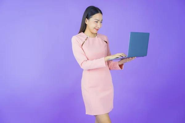 Portret Mooie Jonge Aziatische Vrouw Glimlach Met Computer Laptop Geïsoleerde — Stockfoto