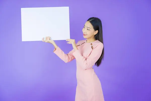 Portret Mooie Jonge Aziatische Vrouw Met Lege Witte Billboard Kleur — Stockfoto