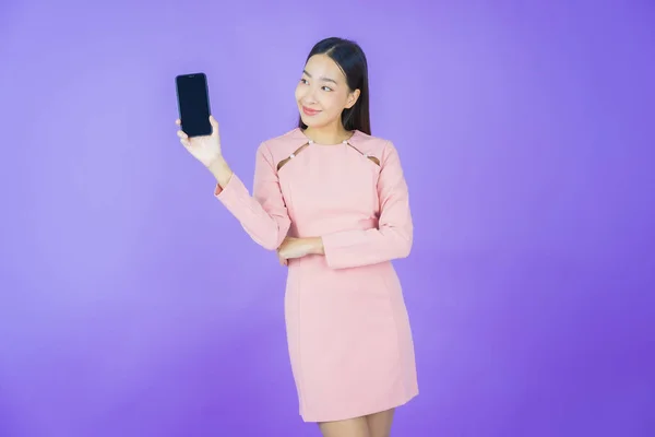 Portré Gyönyörű Fiatal Ázsiai Mosoly Okos Mobiltelefon Színes Háttér — Stock Fotó