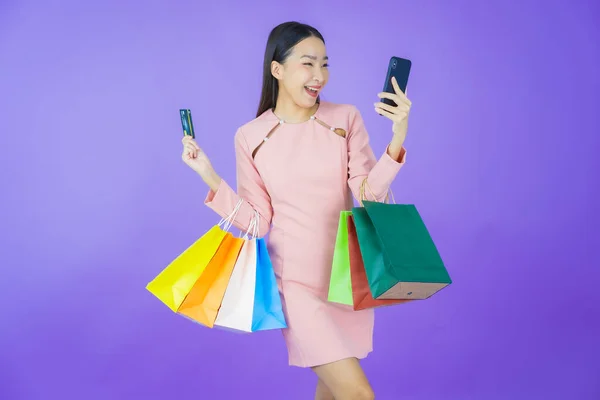 Portret Mooie Jonge Aziatische Vrouw Glimlach Met Boodschappentas Kleur Achtergrond — Stockfoto