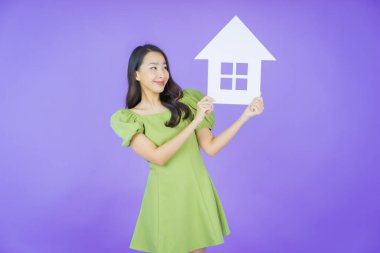 Ev ya da kağıt tabelalı güzel Asyalı kadın portresi