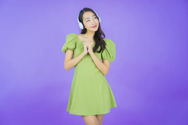 Porträtt Vacker Ung Asiatisk Kvinna Med Hörlurar Och Smarttelefon För — Stockfoto