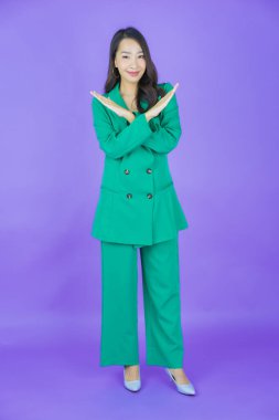 Portre güzel Asyalı kadın gülümsüyor. Renkli arka planda hareket var.