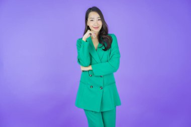 Portre güzel Asyalı kadın gülümsüyor. Renkli arka planda hareket var.