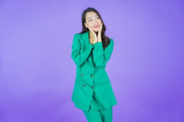 Portre güzel Asyalı kadın gülümsüyor. Renkli arka planda hareket var.