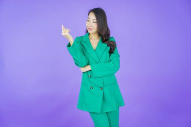 Portre güzel Asyalı kadın gülümsüyor. Renkli arka planda hareket var.