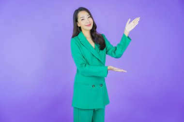 Portre güzel Asyalı kadın gülümsüyor. Renkli arka planda hareket var.