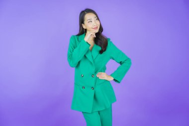 Portre güzel Asyalı kadın gülümsüyor. Renkli arka planda hareket var.