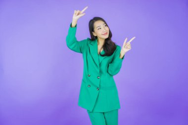 Portre güzel Asyalı kadın gülümsüyor. Renkli arka planda hareket var.