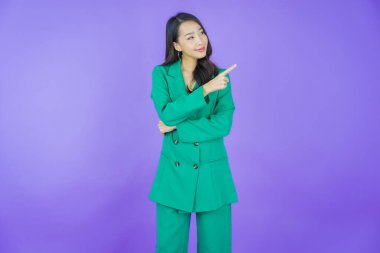 Portre güzel Asyalı kadın gülümsüyor. Renkli arka planda hareket var.