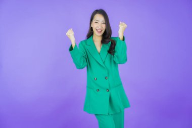 Portre güzel Asyalı kadın gülümsüyor. Renkli arka planda hareket var.