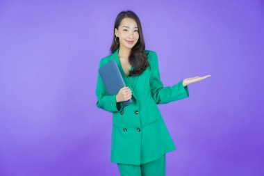 Asyalı güzel bir kadının portresi bilgisayarla izole edilmiş arka planda gülümsüyor.