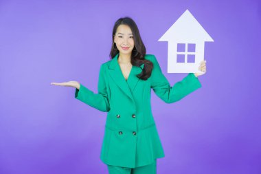 Ev ya da kağıt tabelalı güzel Asyalı kadın portresi