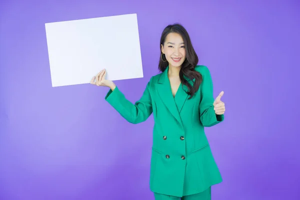 亚洲年轻貌美的女子 背景是空白的白色广告牌 — 图库照片