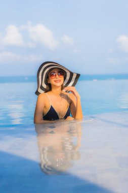 Güzel bir Asyalı kadın portresi. Tatilde dinlenmek için otel havuzunda dinleniyor.