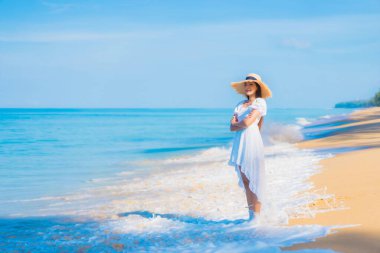 Güzel bir Asyalı kadın portresi. Rahatla. Deniz kıyısı okyanusunda rahatça gülümse.