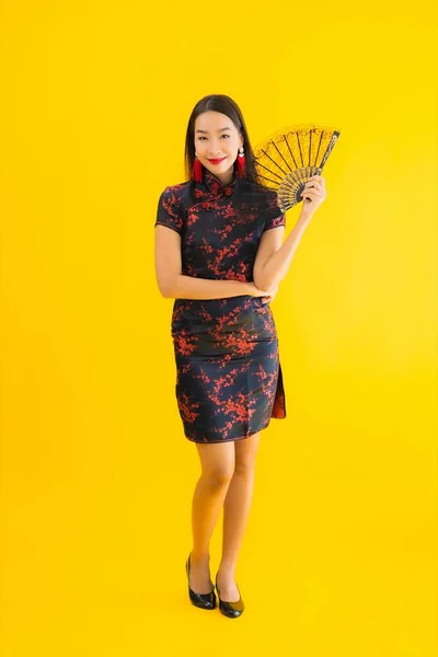 Retrato Bonito Jovem Asiático Mulher Desgaste Chinês Vestido Com Ventilador — Fotografia de Stock