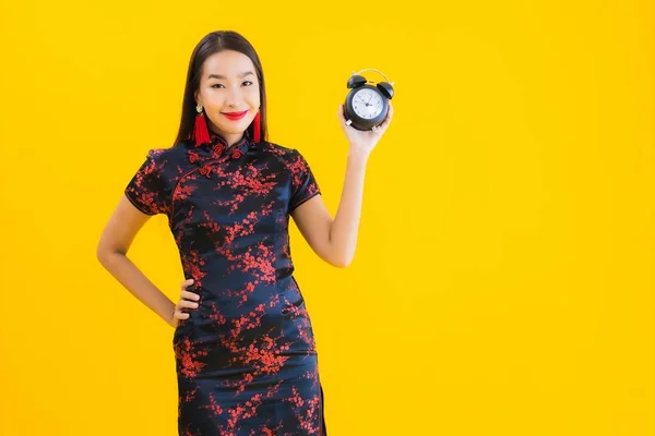 Πορτρέτο Όμορφη Νεαρή Ασιατική Γυναίκα Φορούν Κινέζικο Φόρεμα Δείχνουν Ρολόι — Φωτογραφία Αρχείου