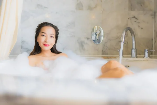 Portrét Krásná Mladá Asijská Žena Relax Dát Koupel Vaně Koupelně — Stock fotografie