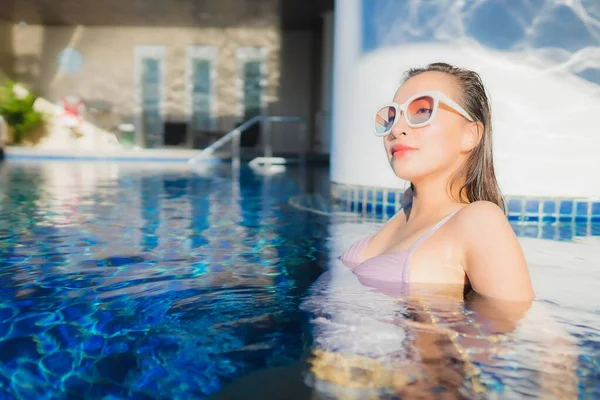 아름다운 여성이 수영장에서 여가를 즐긴다 — 스톡 사진