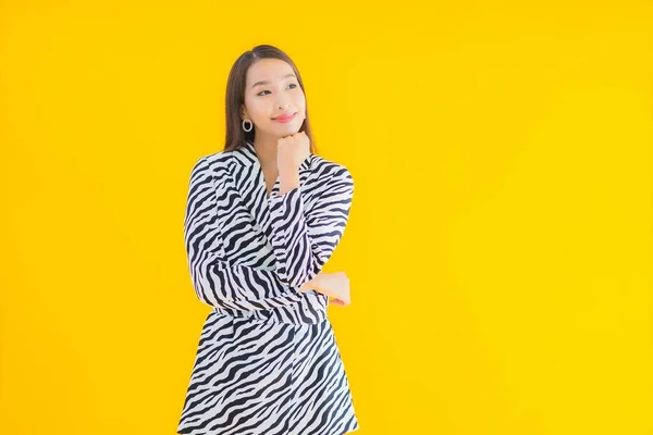 Retrato Bonito Jovem Asiático Mulher Sorriso Feliz Com Ação Amarelo — Fotografia de Stock