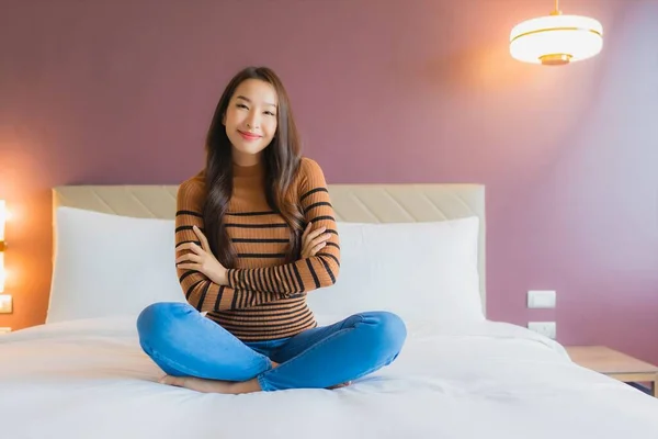 Πορτρέτο Όμορφη Νεαρή Ασιατική Γυναίκα Χαμόγελο Χαλαρώστε Στο Κρεβάτι Στο — Φωτογραφία Αρχείου